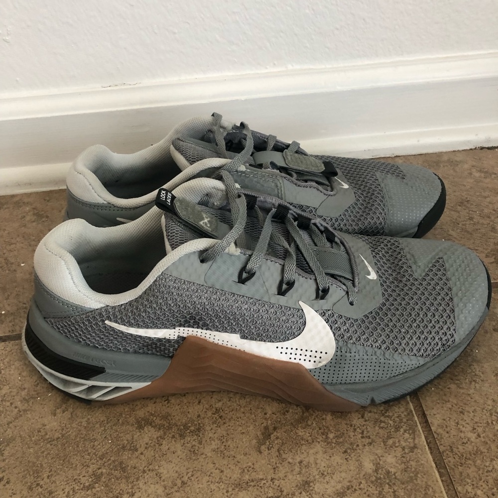 Nike metcon 7 size 9.5. For questions comment below!